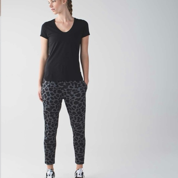 NAME YOUR PRICE • Lululemon Jet Crop Slim Cherry Cheetah Dark Slate Black Sz 6 - Picture 1 of 16